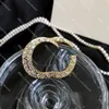 Spilla di design con lettere broche con diamanti pieni per donne Spille con alfabeto con strass di cristallo senza scatola per gioielli in maglione