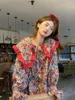 Bluzki damskie Korejepo Little świeże koszule Fragmentowane Koszulka Flower Doll Kobieta Koreańska luźna wszechstronna słodka wiek redukujący nadrukowany top szyi