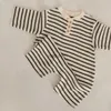 Rompers 2024 Spring New Baby Long Sleeve Striped Romper + Hat新生児幼児ワッフルコットンジャンプスーツボーイガール幼児服0-24m H240508