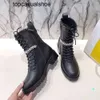 JC Jimmynessity Choo Combat Boots Embellifhed Leather Cruz Crystal Chaussures Black Femme Grandy Femmes Ankle Brand Knight Motorcycle courte