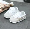 Småbarn barn sneakers pojkar flickor mesh andas utomhus casual skor 2024 vår baby mjuka bottnar första vandrare z6807