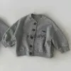 Giacche 2023 Autunno nuovo cappotto casual maniche a maniche lunghe per neonati graziosa lettera di stampa cardigan giacca cotone neonato per ragazzi abiti da ragazza h240508