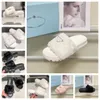 Damespantoffels Designer Pluizige driehoekige sandalen Winter donzig huisplatform Schapenvacht Slippers Pluche pantoffel Wollen glijbaan luxe platte muiltjes Warme kriskras sandaal