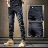 Jeans pour hommes 2023 printemps et automne nouvelle tendance de la mode broderie élastique petites jambes hommes décontracté mince confortable jean de haute qualité 28-38L240120