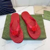 2023 Femmes Chevron Thong Sandal Designer Diapositives Flip Flop Diapositives de mode avec des motifs texturés Double G Pantoufles de plage en caoutchouc