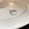 Pierścienie zespołowe luksusowy projekt urok w kształcie zegara otwartego łańcucha Rfashion Women Charm Watch Shape Creative Romantic Love Anniversary Gifts J240119