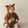 Rompers 2023 Winter New Baby Long Sleeve Fleece Bodysuit Cute Bear Newborn Infant Warm Clothes Boy Girl Plus Velvet Thick Jumpsuit + Hat H240508