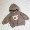 Hoodies tröjor vinter ny baby fleece hooded tröja pojkar bär tryck avslappnad hoodie spädbarn plus sammet tjocka varma toppar ldren kläder h240508