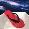 Glamous Lüks Tasarımcı Ayakkabı Sandal Kadın Kauçuk İnce Loubi Flip Straps Parlak Adam Perçin Terlik Bayanlar Kampanya Nakışları Slaytlar Yüksek kaliteli Letterg