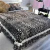 Set di biancheria da letto Set di quattro pezzi Copripiumino in pizzo con stampa leopardata a doppia faccia in velluto di latte addensato invernale caldo corallo