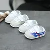 Småbarn barn sneakers pojkar flickor mesh andas utomhus casual skor 2024 vår baby mjuka bottnar första vandrare z6807