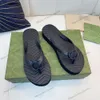 2023 Femmes Chevron Thong Sandal Designer Diapositives Flip Flop Diapositives de mode avec des motifs texturés Double G Pantoufles de plage en caoutchouc