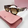 Lunettes de soleil de mode Mu Femmes Personnalité Miroir Jambe Métal Grande Lettre Design Multicolore Marque Lunettes Factory Outlet Promotionnel Spécial CH8N