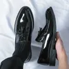 İngiltere beyefendi erkekler sivri siyah parlak püsküller patent patent deri rahat elbise momecoming ayakkabıları erkek resmi düğün ayakkabı