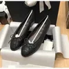 Zapatos de diseñador de lujo de París Zapatos planos de ballet Zapatos de marca para mujer Zapatos de ballet de cuero acolchado Bowknot Cabeza redonda Zapatos de cuero formales para mujer Zapatos de vestir