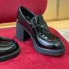 Mocassini firmati Scarpe eleganti da donna Logo in metallo di lusso Mocassino in pelle spazzolata con tacco alto color cioccolato Tacco largo Punta tonda EU35-41 Con scatola