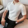 Polos masculinos estilo verão mens moda magro com decote em v tricô manga curta camisa polo juventude listra gelo seda lapela t-shirt bottoming