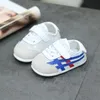 Småbarn barn sneakers pojkar flickor mesh andas utomhus casual skor 2024 vår baby mjuka bottnar första vandrare z6807