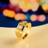 Anello da uomo in oro giallo 24 carati placcato con temperamento da gentiluomo di qualità, anello prepotente da uomo con anello di diamanti di simulazione