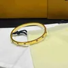 Bangle 18K Gold Splated Designer Bransoletka Bransoletka Brzeczak Zachowaj stal ze stali nierdzewnej Women Eleganckie bransoletki literowe biżuterię mankiet opaski nigdy