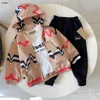 Merk kinder trainingspak van hoge kwaliteit baby driedelig maat 90-150 geruite jas met capuchon minimalistische ronde hals hoodie en casual broek Jan20