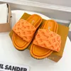 2024 Ontwerpers Louisely Zwembadkussenpantoffels Sunset Flat Comfort Muiltjes Gewatteerde pantoffels met band aan de voorkant Modieus Gemakkelijk te dragen stijl Slippers Maat 35-45