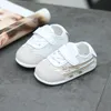 Småbarn barn sneakers pojkar flickor mesh andas utomhus casual skor 2024 vår baby mjuka bottnar första vandrare z6807