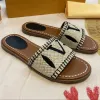 2024NEW مصمم صندل مسطح الصنادل الفاخرة النعال الفاخرة المطرزة للسيدات الصندل الأزياء Flip Flip Flop Slipper for Women Summer Beach Slide Low Heel Shoes