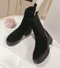 Gli stivali Martin in morbida pelle a testa tonda autunno e inverno sono avvolti con suole spesse impermeabili per aggiungere moda snellente e versatile alle scarpe corte da donna con scatola