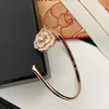 Pulseira de luxo designer pulseira para mulheres manguito camélia rosa banhado a ouro moda design ajustável popular selo em relevo marca letra acessório simples st