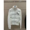 Miui Miui Puffer Jacket 23 خريف/فصل الشتاء تصميم سستة رقبة جديدة ، والترفيه والمواقع الفكرية ، ومياه ماس مطرزة على الحرف أسفل المعطف