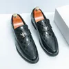 Nieuwe trend heren charme puntig groen zwart bruin slip op lakleren schoenen mannelijke jurk bruiloft prom homecoming loafers schoenen