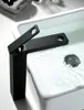 Badezimmer Waschbecken Wasserhähne Top Qualität Schwarz Messing Hohe Wasserhahn Mode Design Einhand Loch Becken Mischbatterie Kupfer Bad