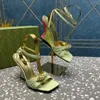 Sandales à talons hauts compensés, bouts ouverts, bride à la cheville, chaussures de décoration en métal, sandales à talons inclinés en cuir verni lisse et froissé pour femmes, styliste de luxe