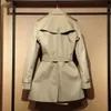 Trench-Coat court de luxe pour femmes, vêtement d'extérieur de styliste, nouveau printemps-automne, Trench-Coat britannique, costume mi-long avec revers ceinturé, décontracté de styliste Long Trench Coat 136