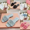 Bonbonfarbene Sommerhausschuhe, klassische Damen-Freizeit-Flip-Flops, modische Sandale mit flachem Boden, Buchstaben, Luxus-Damen-Faltenleder, Damen-Strandschuhe, Slipper