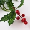 Dekorativa blommor Lägg till en färg i ditt hem med vårt konstgjorda bär Holly Garland 18 m långt perfekt för juldekorationer