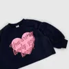Hoodies Sweatshirts Sonbahar Yeni Bebek Uzun Kollu Sweatshirt Sevimli Kızlar Mektup Kalp Baskı Sweatshirt Ldren Gevşek Kazak Yürümeye Başlayan Üst Kıyafetler H240508