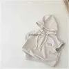 Hoodies tröjor 2023 Autumn New Ldren casual sweatshirt mode barn lös huvor Vest bomullsbrev ärmlösa topp baby pojkar flicka kläder h240508