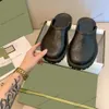 Designer Sandali tinta unita Alfabeto Suola dal design antiscivolo alla moda Sandali versatili per interni Hotel Scarpe con fondo spesso Alta qualità bello buono 7A