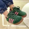 2024 Spring Girls Stripe Sneakers Kids Lace-Up Breattable Casual Shoes Children All-Matching Bekväma Läder Sportskor Z6806