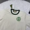 Camiseta de manga curta bordada pequena com gola verde versão alta