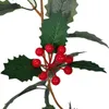 Dekorativa blommor Lägg till en färg i ditt hem med vårt konstgjorda bär Holly Garland 18 m långt perfekt för juldekorationer