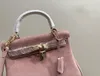 デザイナーの女性バッグ財布本物のレザーハンドバッグトートミニメッセンジャーバッグピンクハードウェアフラットハンドルハードウェアラグジュアリートート