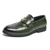 Nieuwe trend heren charme puntig groen zwart bruin slip op lakleren schoenen mannelijke jurk bruiloft prom homecoming loafers schoenen