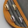 Designer Kendras Scotts Neclace Gioielli Decorativi in rame testurizzato a forma di C con orecchini e borchie di diamanti