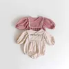 Rompers 2024 Spring nieuw babymeisje lange mouw bodysuit pasgeboren peuter corduroy dot print jumpsuit baby mode casual kleding 0-24m h240508