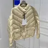 Femmes Down Parkas Marque française Lans Luxury Designer Femmes Doudoune légère Courte Broderie Badge Couleur Bloc Épaissi Chaud Femmes Puffer Veste Veste D'hiver Wom