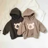 Moletons moletons de moletons de inverno Novo bebê com capuz de moletom meninos urso impressão de capuz casual infantil garotas mais veludo tops quentes de veludo ldren roupas h240508