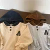 Hoodies tröjor 2024 våren ny ldren långärmad hooded tröja brev tryck pojkar flickor casual hoodie lösa baby topps barn kläder h240508